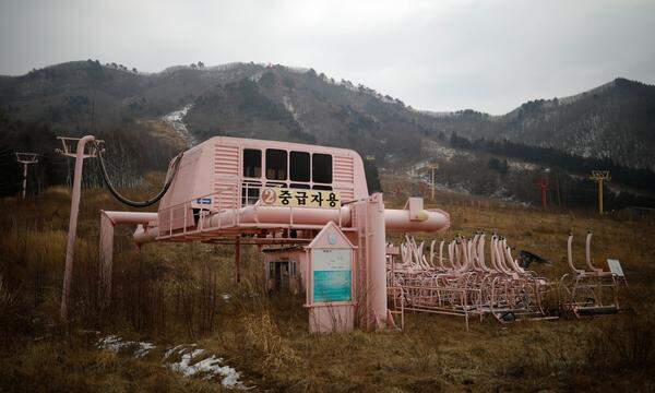 Die Stühle eines verlassenen Skilifts rosten in der Provinz Goseong vor sich hin. Seine bewegten Tage im koreanischen Alps Ski Resort liegen schon länger zurück.