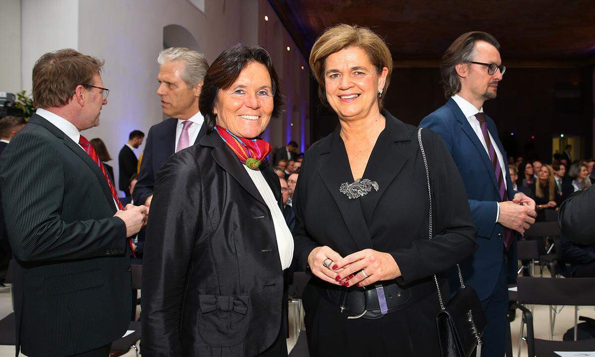 PwC Senior Partner Christine Catasta (l.) und Casinos Austria-Generaldirektorin Bettina Glatz-Kremsner.