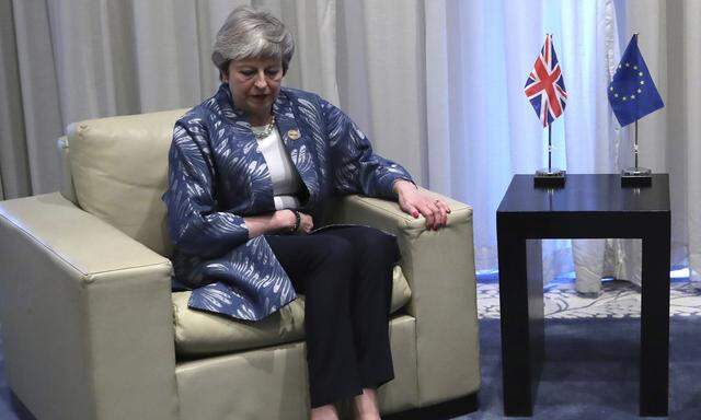 Theresa May setzt im Brexit-Nervenspiel zunehmend auf Zeit.