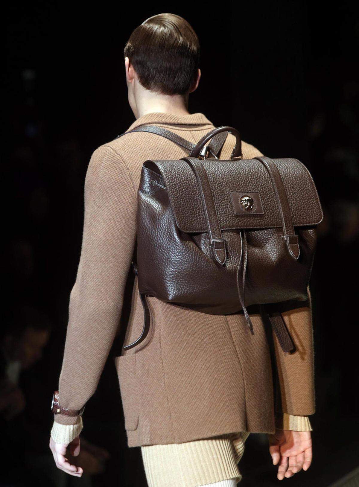 Schultasche statt Rucksack heißt es neuerdings bei Versace.