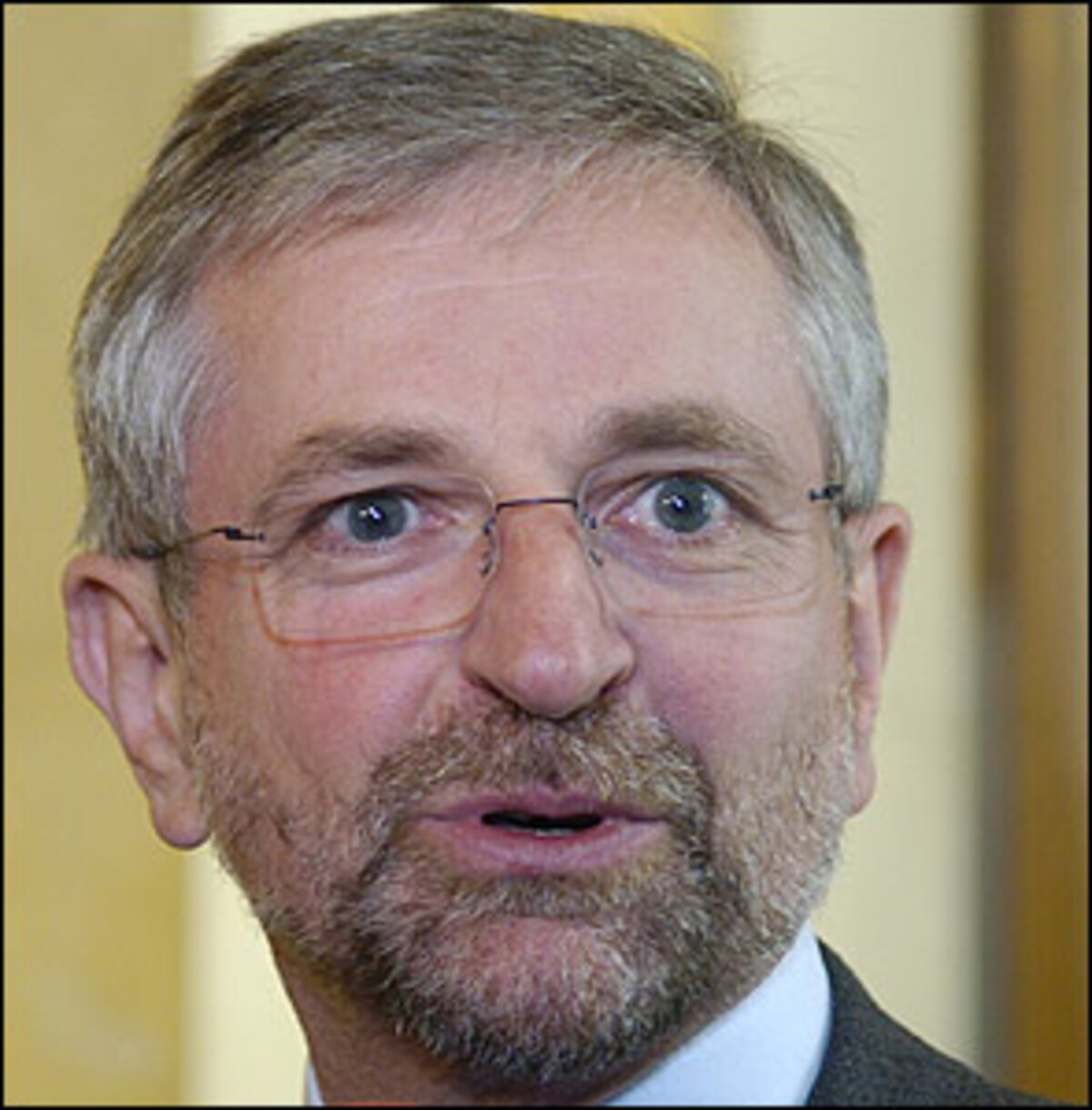 "Vielleicht soll man mit Traditionen brechen und nachdenken, ob es wirklich der Weisheit letzter Schluss ist, dass der Finanzminister der Partei angehört, die den Kanzler stellt."ÖVP-Klubobmann Wilhelm Molterer erhebt für die ÖVP den Anspruch auf den Finanzminister-Posten.