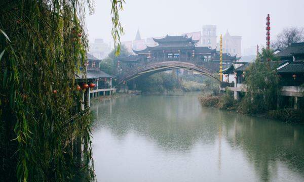 Die „Vollständige Überlieferung von den Ufern der Flüsse“ spielt zur Zeit der Sòng-Dynastie (960-1279).