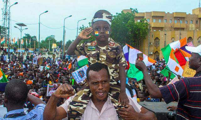 In Niamey gingen Tausende Menschen auf die Straße, die die Militärregierung unterstützen.