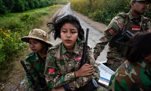 Eine Widerstandskämpferin und ihre Einheit der Mandalay People’s Defense Forces im Einsatz in Nordburma.  