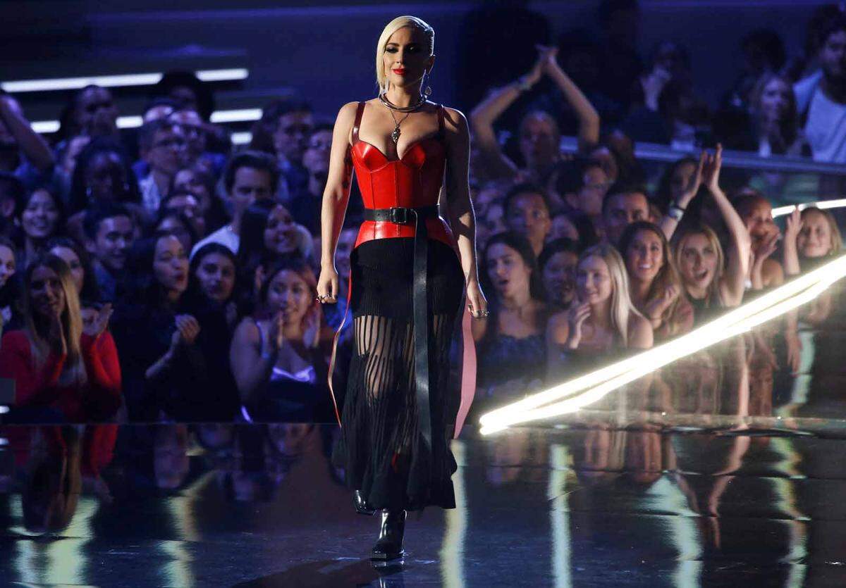 Als eine der wenigen Vertreterinnen der Sparte Weltstar trat Lady Gaga ans Rednerpult. Nun werfen wir aber den angekündigten Blick auf die Outfits der Gäste.