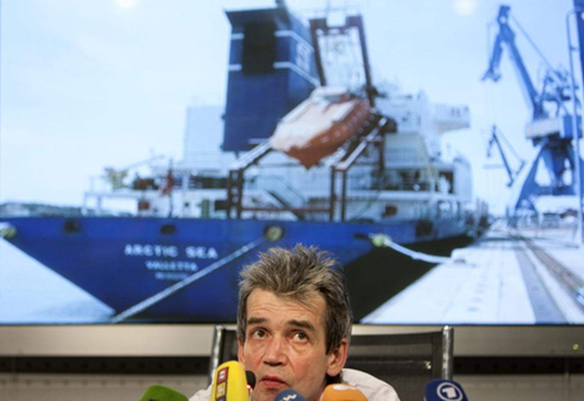 Michail Woitenko, Chefredakteur des russischen "Seefahrer Bulletin" ist nur einer von mehreren Experten, die vermuten, dass hinter dem Verschwinden des Schiffs Waffenschmuggel stecken könnte.  Medienberichten zufolge könnte es sich um Marschflugkörper handeln (mehr...).