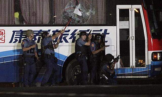 Manila Polizei stuermt Geiseln