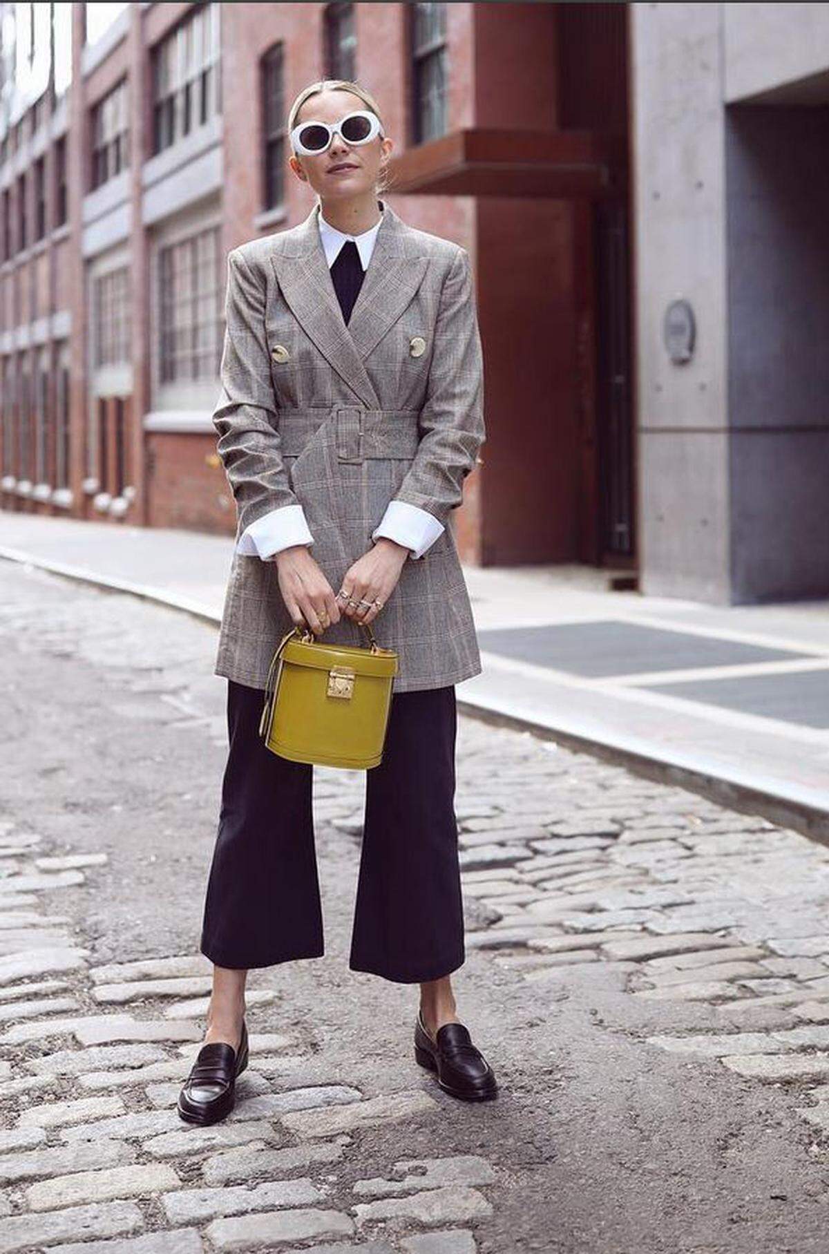 Ein Kurzmantel mit Tailliengürtel dazu Culottes und Loafers und schon ist Frau perfekt gestylt für den nächsten Stadtbummel.