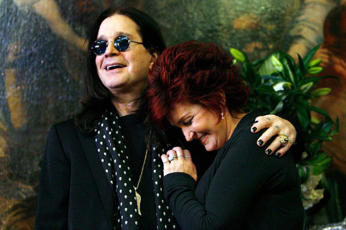 Ärger gab es auch im Hause Osbourne. Ozzy, "Godfather of Metal", und seine Frau Sharon kämpften monatelang um ihre Ehe. Der Black-Sabbath-Frontmann soll einen Alkohol/Drogen-Rückfall hinter sich haben. Im Juni 2013 hat Sharon ihm noch eine letzte Chance gegeben und ist wieder bei ihm eingezogen.