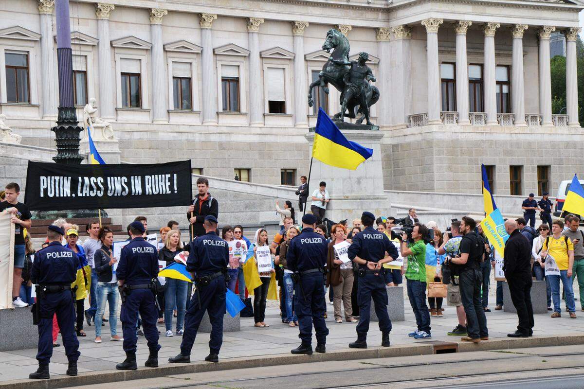 Ihre Demonstration führt im Laufe des Dienstagnachmittags noch bis zum Schwarzenbergplatz, wo Putin am Abend am Kriegerdenkmal einen Kranz niederlegen wollte.