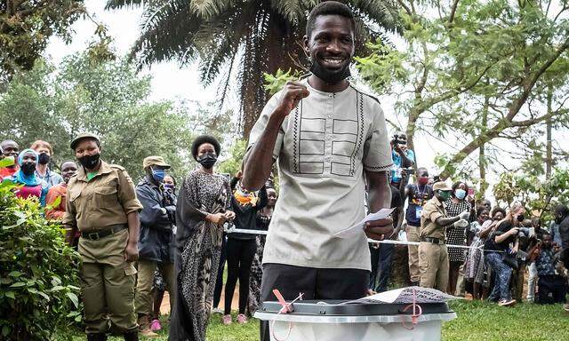 Bobi Wine bei seiner Stimmabgabe bei der Wahl in Uganda am 14. Jänner.