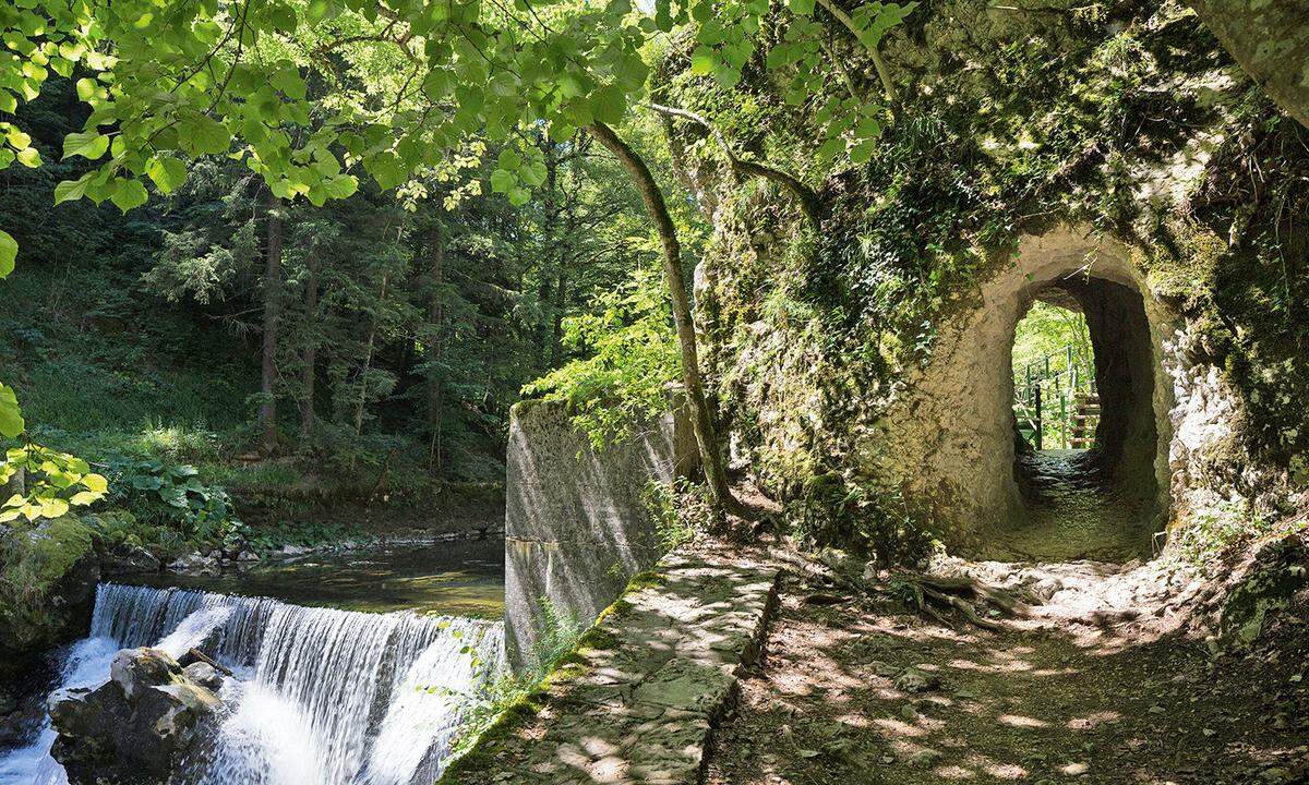 Wanderwege müssen, anders als in unserem alpinen Verständnis, nicht immer nur auf einen Gipfel und dann wieder hinunter führen. Oft ist eine Route durch Kulturlandschaft, auf historischer Wegeführung, entlang von Bau- und Industriedenkmälern spannungsreicher. Derlei „Historische Pfade“ lassen sich in der Schweiz beschreiten. Der „Heimatschutz“, der sich bei unserem Nachbarn um Fragen des Denkmalschutzes und des Kulturerbes kümmert, widmet sich nicht bloß Gebäuden, sondern dem Tiefbau: Alten Verkehrswegen, Infrastrukturbauten, Ingenieurskunst vom Säumerpfad bis zum gründerzeitlichen Brückenkunstwerk. 35 Routen wurden ausgearbeitet und in einer Publikation des Schweizer Heimatschutzes erfasst. Erforscht wurden die alten, heute restaurierten Wege seit den 1980ern, die Ergebnisse fanden Eingang ins Bundesinventar der historischen Verkehrswege der Schweiz (IVS). Mehr Infos zu den „Historischen Pfaden“: www.heimatschutz.ch