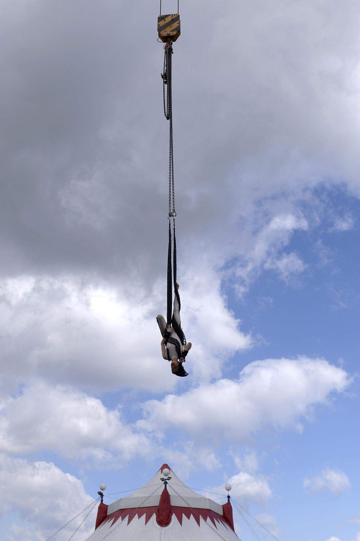 Um ihr Können zu demonstrieren, ließ sich Trapez-Künstlerin Andrea Navratilova von einem 20 Meter hohen Baukran abseilen.