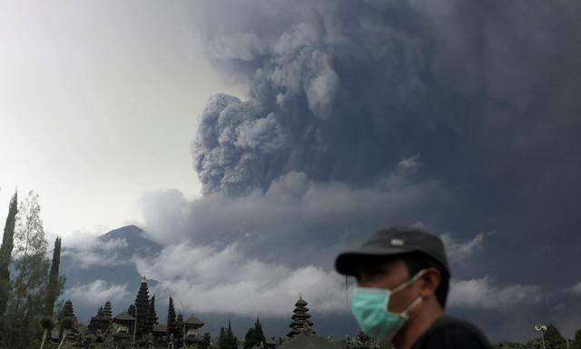 Die tausende Meter hohe Rauchsäule über Bali