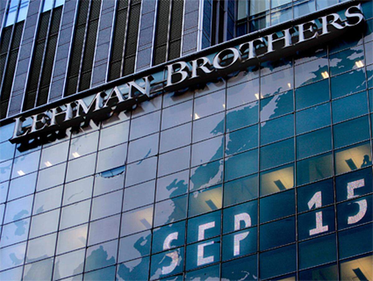 Es war Finanzminister Paulson, der den Goldman-Konkurrenten Lehman Brothers am 15. September 2008 in die Pleite schlittern ließ und die Finanzwelt damit an den Rand des Abgrunds brachte.Goldman profitierte vom Tod des Konkurrenten: In Folge konnte die Kundenbasis deutlich verbreitert werden.