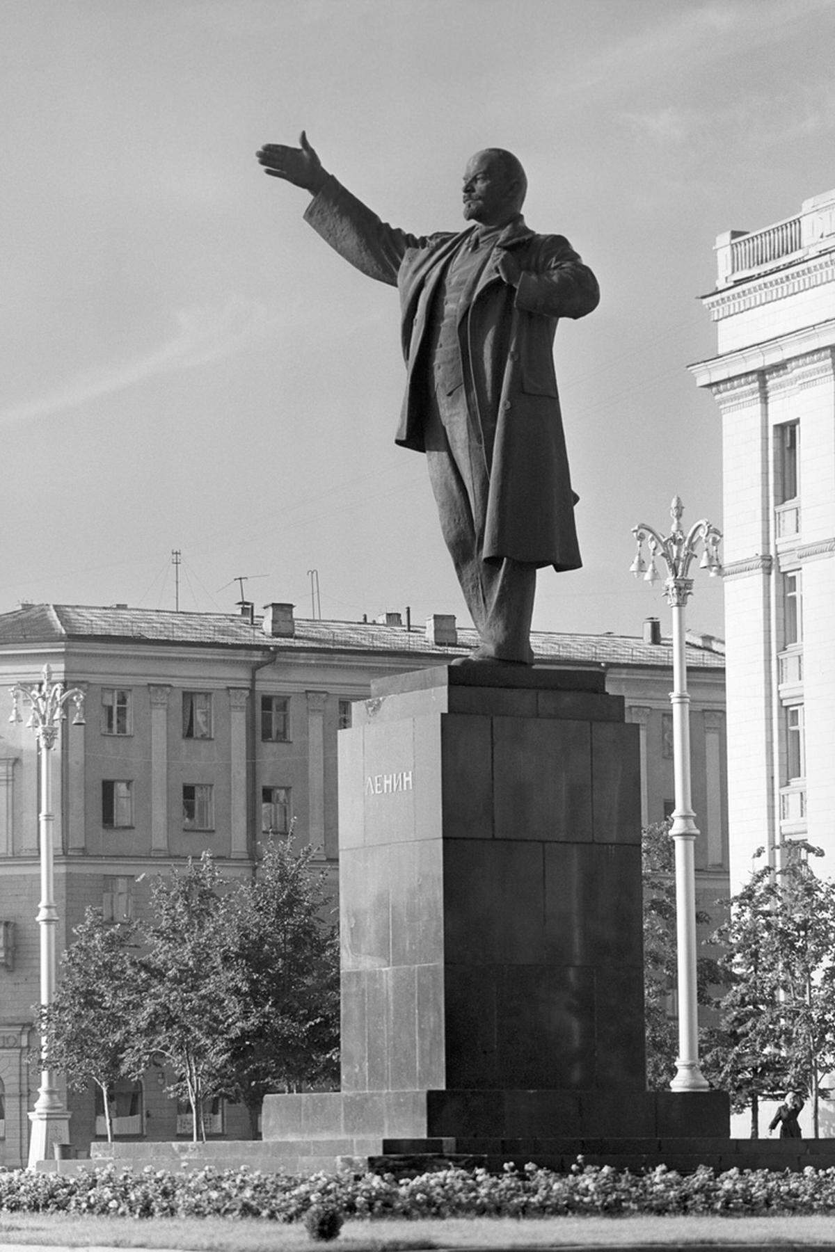 Lenins Wirken bleibt bis heute umstritten. Während er vor allem unter älteren Russen nach wie vor als Held verehrt wird, betonen Historiker, dass wichtige Teile des stalinistischen Schreckensregimes direkt auf Lenins Werk aufbauten.