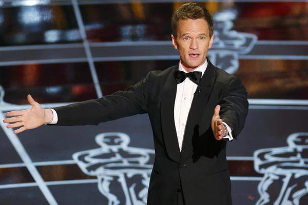 Neil Patrick Harris, der zum ersten Mal die Academy Awards moderierte, ließ ansonsten den schärferen Witz seiner Vorgänger wie Ellen DeGeneres vermissen:"Benedict Cumberbatch: Das ist nicht nur der großartigste Name im Showbusiness, sondern auch der Laut, den du hörst, wenn du John Travolta bittest, Ben Afflecks Namen auszusprechen." - in Anspielung auf Travoltas berühmten "Adele Dazeem"-Versprecher im Vorjahr.