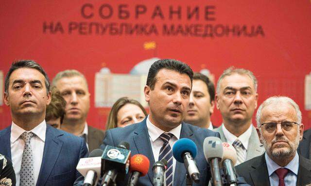 Mazedoniens sozialdemokratischer Premier Zoran Zaev bedankte sich bei den „tapferen“ Oppositionsabgeordneten, die trotz des „unnötigen Drucks ihrer Parteiführung“ das Interesse des Landes und der Bürger über die Parteiinteressen gestellt hätten.