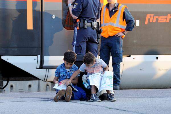 Eigentlich wollte die Polizei die Flüchtlinge an der Weiterfahrt nach Deutschland hindern, da die Flüchtlinge „sicher kein Schengen-Visum besitzen“, wie ein Beamter erklärte.