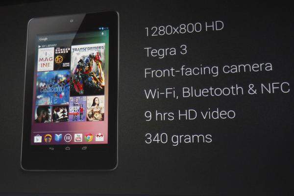 Dafür kann das Nexus 7 bei den Innereien auftrumpfen. Der Hauptprozessor Tegra 3 bietet vier CPU-Rechenkerne. Chiphersteller Nvidia ist für seine Grafikkarten bekannten. Von daher wundert es auch nicht, dass das Google-Tablet mit 12 Grafik-Kernen Spiele und Videos berechnen kann. Eine Kamera ist nur auf der Vorderseite vorhanden.
