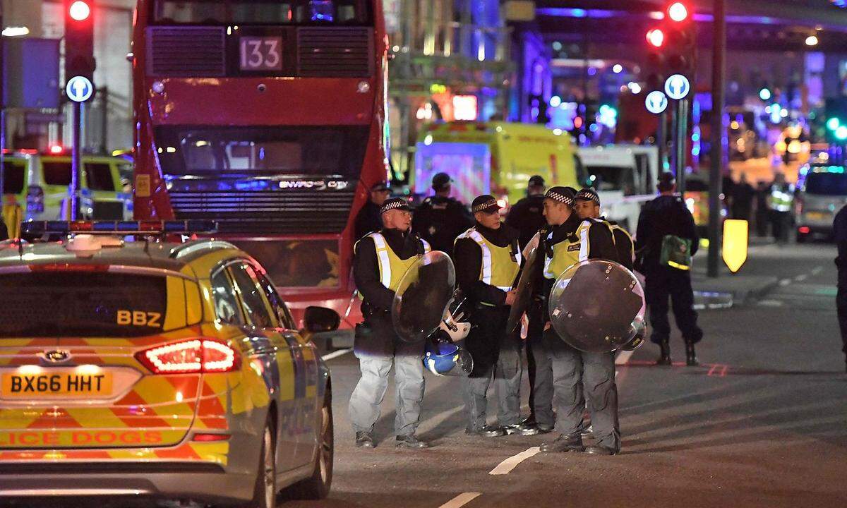 Am 3. Juni fuhren drei Attentäter mit einem Lieferwagen auf der London Bridge in eine Menschenmenge. Anschließend stachen sie mit Messern auf Menschen im nahegelegenen Ausgehviertel rund um den Borough Market ein. Sie töteten sieben Menschen und verletzten dutzende weitere, bevor die Polizei die drei Männer erschoss.