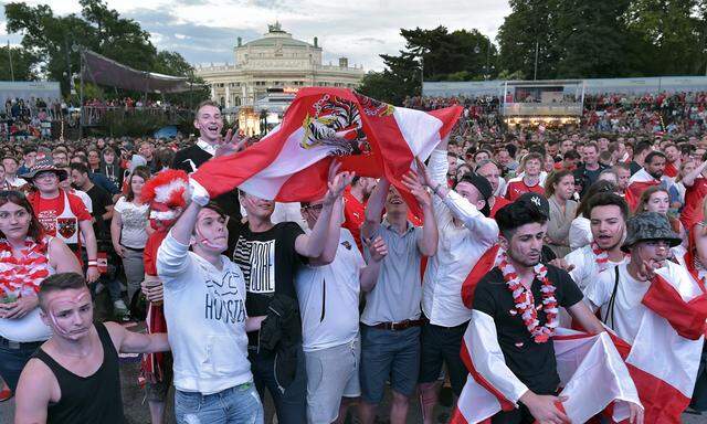 FUSSBALL-EM 2016: PUBLIC VIEWING AM RATHAUSPLATZ IN WIEN