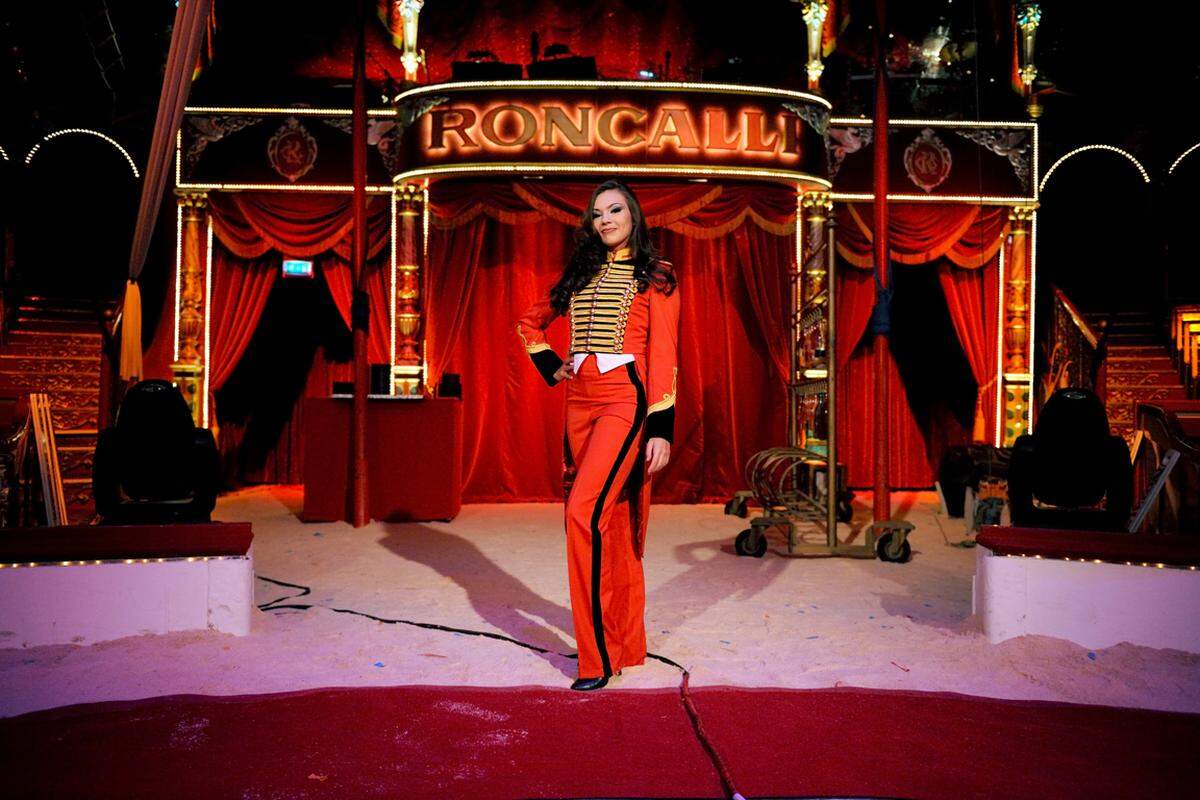 In der Manege: Auch Geraldine Philadelphia, mit 18 Jahren eine der jüngsten Akrobatinnen, zeigt sich in klassischer Zirkus-Uniform vor den Vorstellungen.