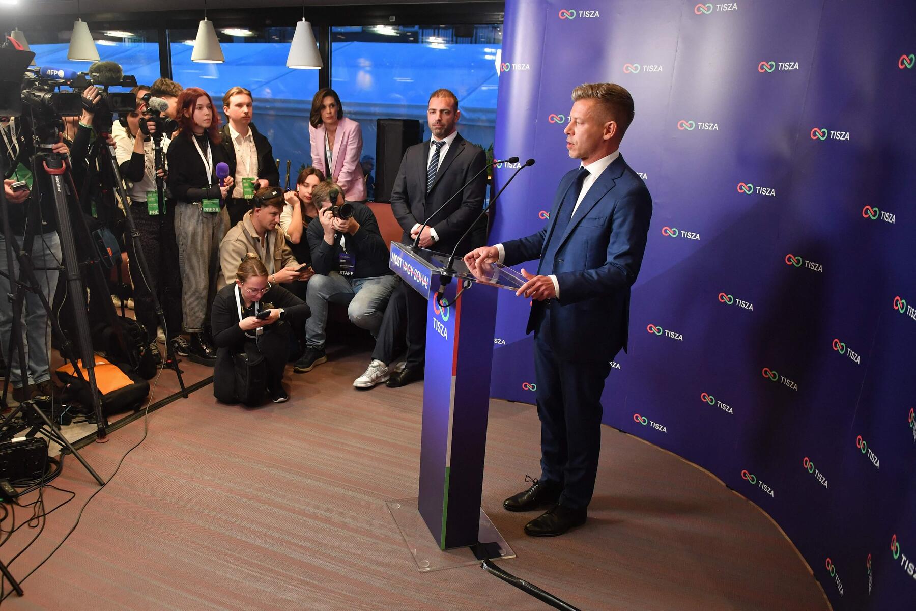 „Danke Ungarn“: Péter Magyar besiegt Viktor Orbán [premium]