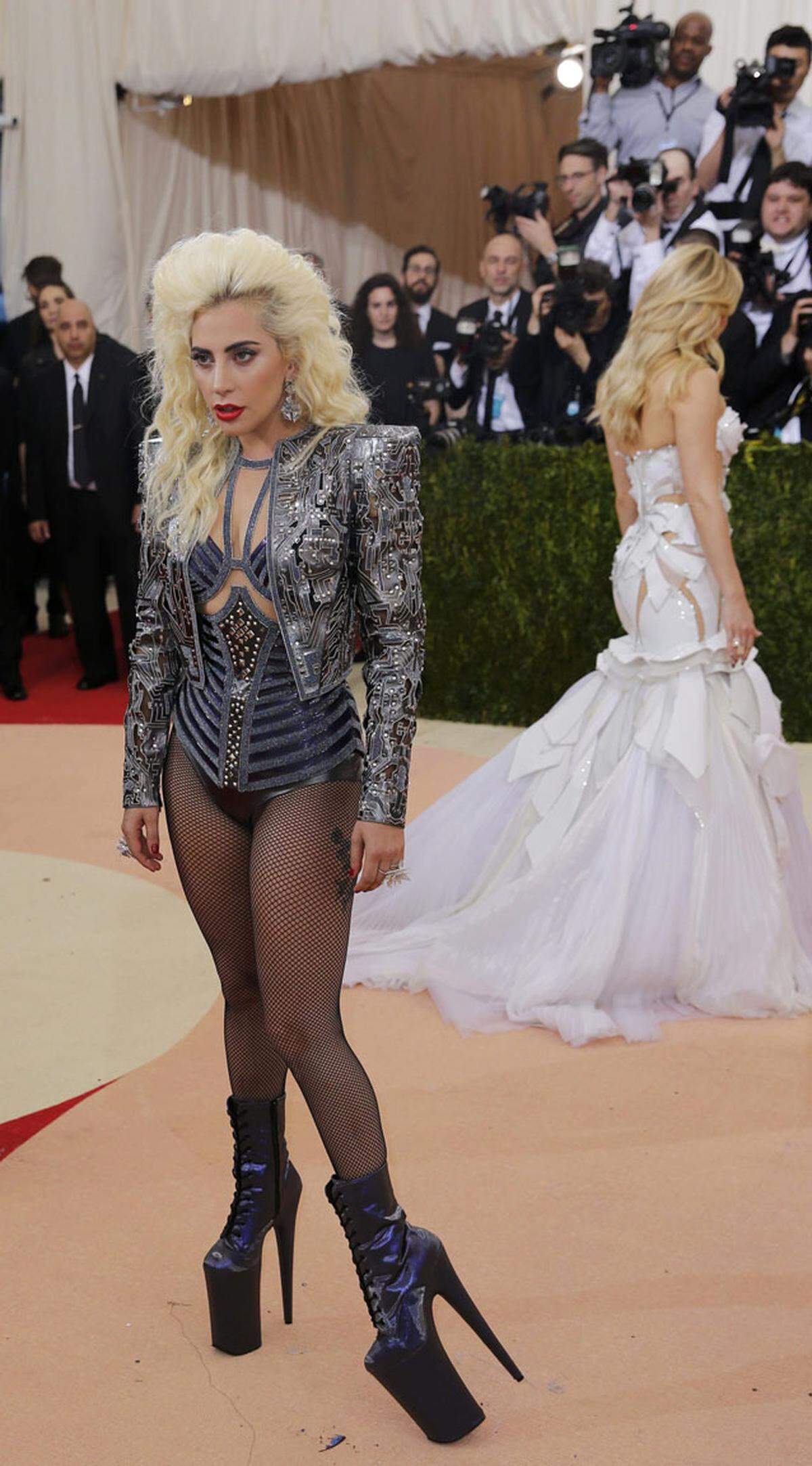 Lady Gaga legte in Atelier Versace einen auffälligen Auftritt hin.