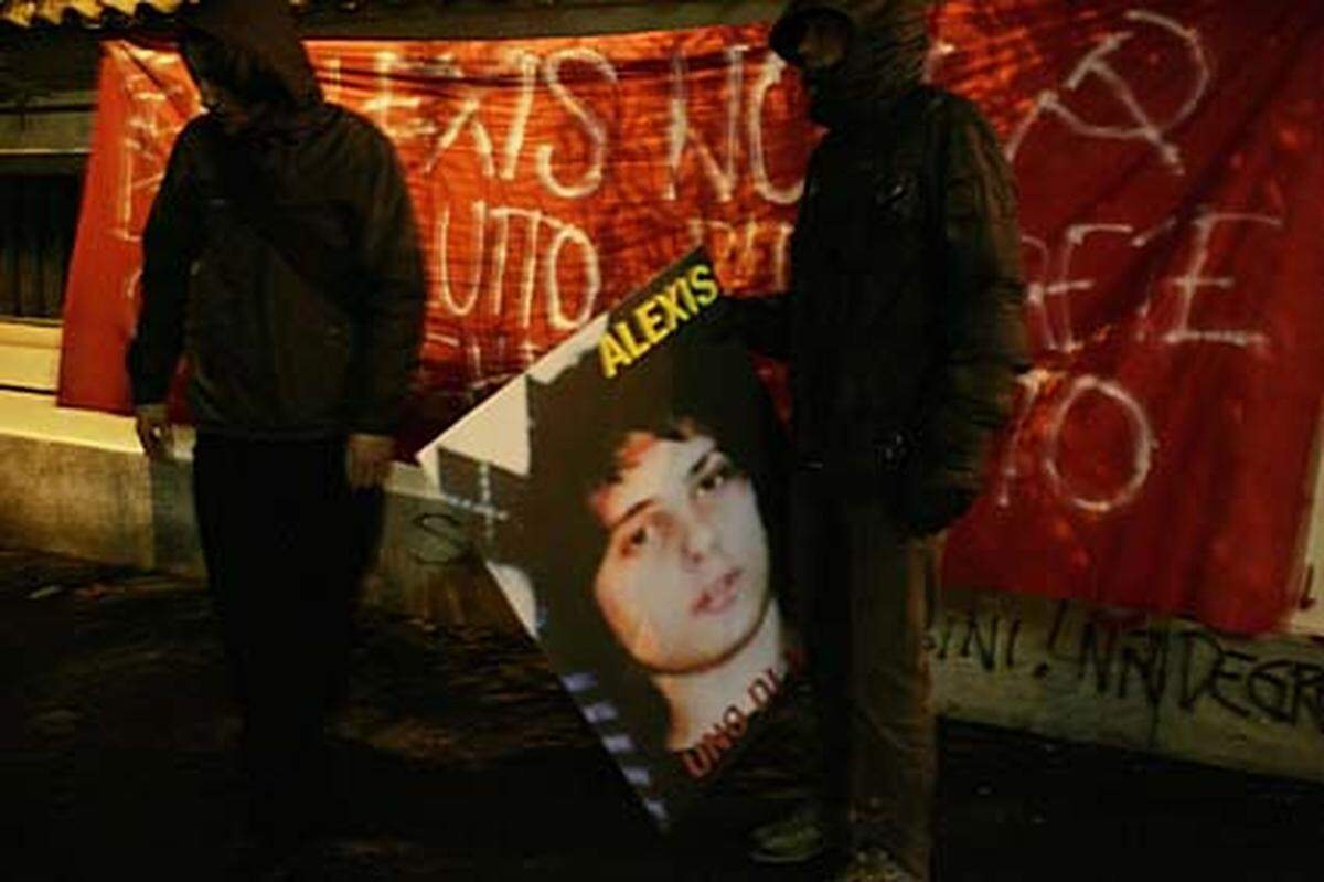 In Rom und Sofia hielten Demonstranten Plakate des von der Polizei erschossenen 15-jährigen Alexis Grigoropoulos hoch, dessen Tod durch eine Polizeikugel die Krawalle ausgelöst hat.