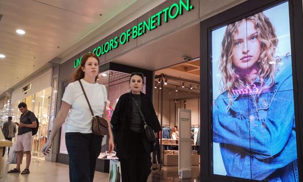 Im Kampf um die Rettung des krisengeschüttelten italienischen Modekonzerns Benetton hat der seit sechs Monaten amtierende CEO Claudio Sforza den Gewerkschaften die Schließung unrentabler Shops angekündigt.