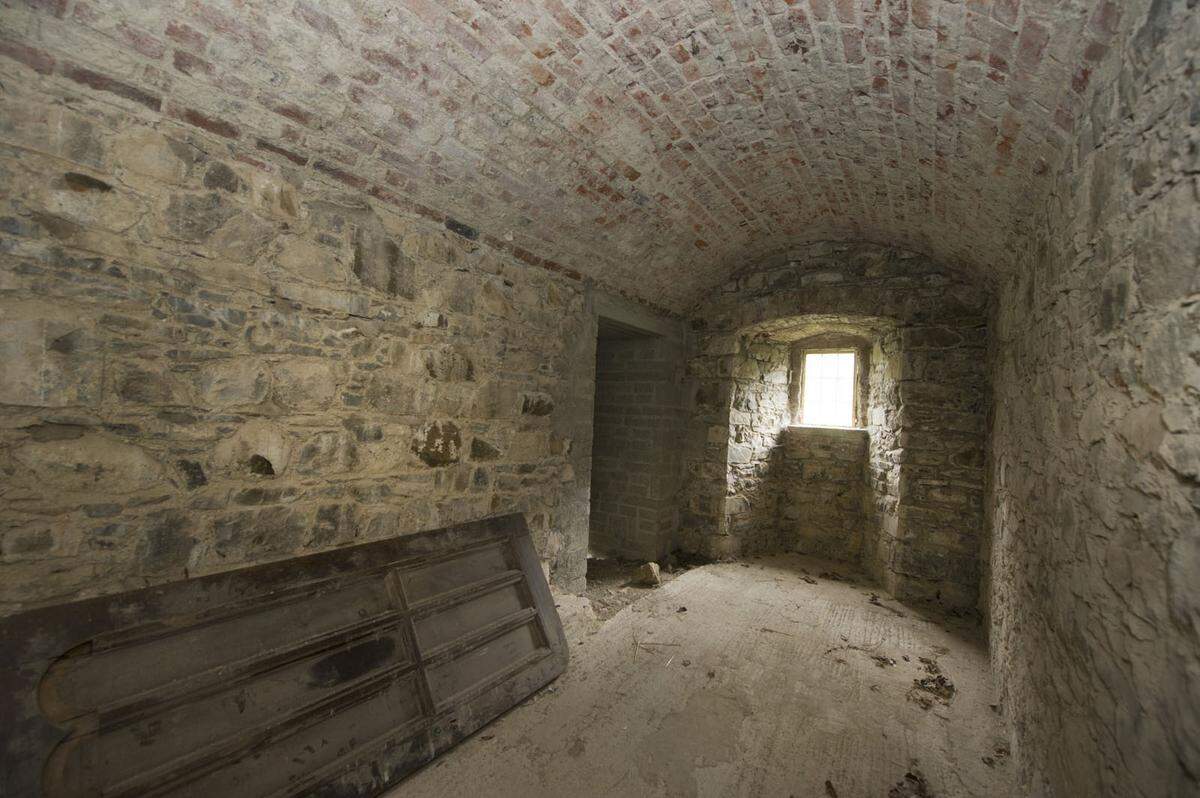 Während des Zweiten Weltkriegs wurde Gosford Castle beschlagnahmt und für die Unterbringung von Truppen genutzt, auf dem Anwesen wurden auch Kriegsgefangene festgehalten.
