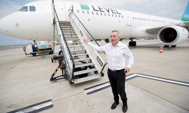IAG-Chef Willie Walsh am Dienstag vor einem Flugzeug der Level-Airlines 