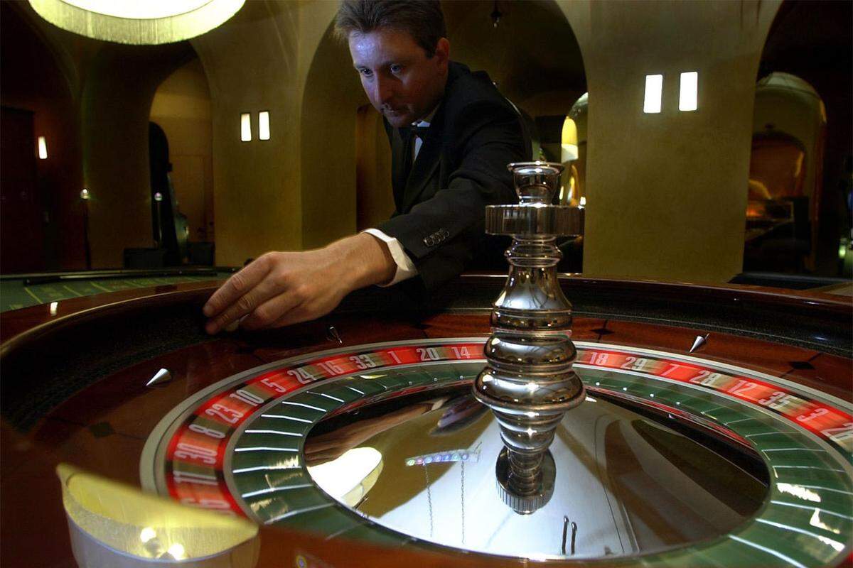 Keine Krise gibt es in der Glücksspiel-Branche: Die Casinos Austria setzten im Vorjahr um knapp zwei Prozent mehr um. Der Erlös betrug 3,538 Milliarden Euro.  (2011: Platz 20)