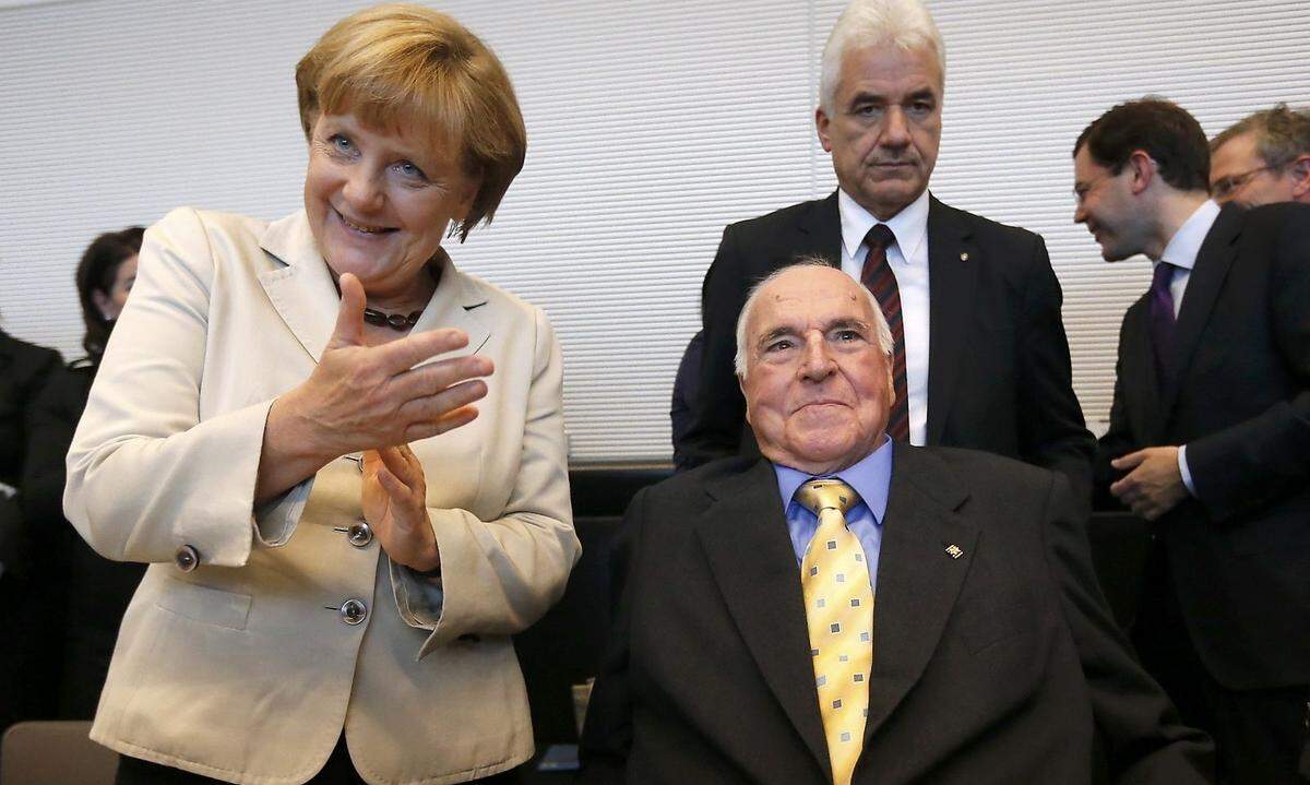 Archivbild vom 25. September 2012. Die Amtszeit von Angela Merkel wird dennoch nicht die längste in Deutschland gewesen sein. Ihr früherer Mentor, Helmut Kohl (im Bild sitzend), regierte von 1982 bis 1998, insgesamt 5869 Tage. Am 17. Dezember hätte Merkel Kohl überholt.