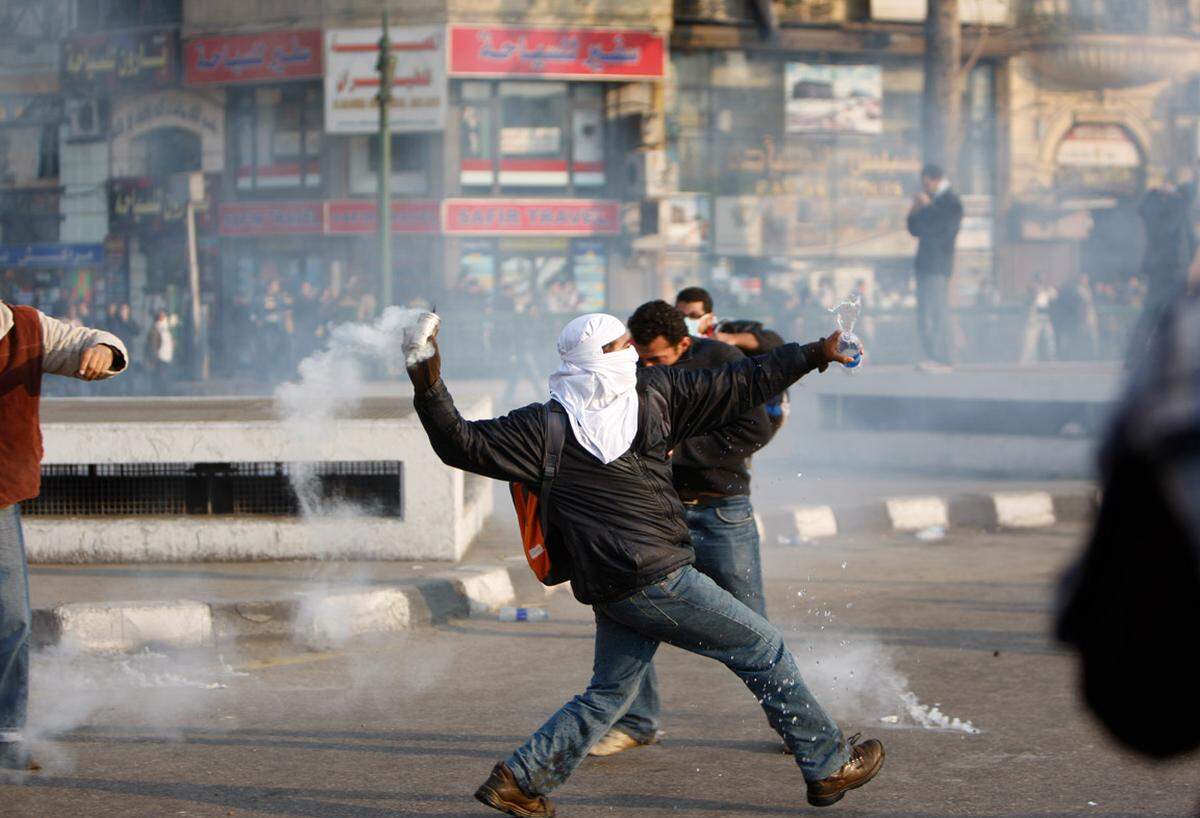 Seit Dienstag sind in Ägypten mehrere tausend Demonstranten gegen Präsident Hosni Mubarak und seine Regierung auf die Straße gegangen.