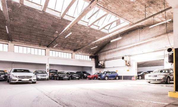 Auf Stellplätzen wie etwa in der Rainer-Garage (Floragasse) werden Autos nicht nur geparkt, sondern auch gewaschen, serviciert und betankt.