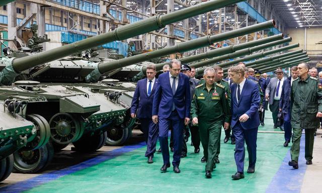 Russlands Verteidigungsminister Sergej Schoigu besichtigt eine Panzerfabrik. Die russische Kriegswirtschaft boomt.