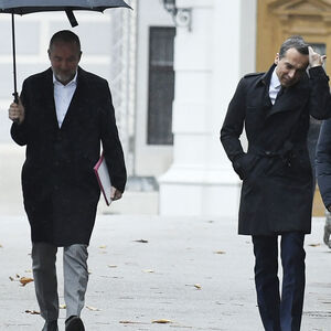 Die SPÖ lässt ihren Parteichef nicht im Regen stehen. Christian Kern (2. von rechts) bekommt volle Unterstützung für seinen Oppositionskurs, Kanzleramtsminister Thomas Drozda (2. v. links) wird Abgeordneter.