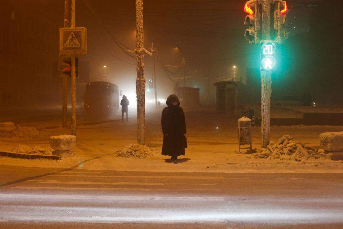 Wenn es in der russischen Stadt Yakutsk "ein bisschen frisch" ist, bedeutet das Minusgrade um die 40°C. Während des gesamten Winters wird es hier nicht wärmer als 0°C, der Kälterekord liegt bei minus 63°C. Noch eisiger ist es nur in Oimjakon, einem 500-Seelendorf etwa 640 Kilometer nördlich von Yakutsk.