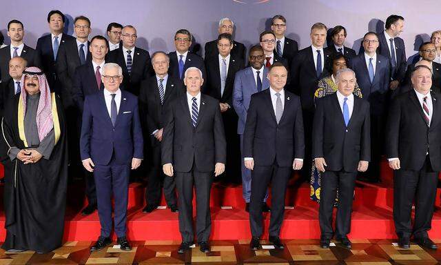 US-Vizepräsident Mike Pence (3. von links) mit weiteren Teilnehmern des Warschauer Gipfels