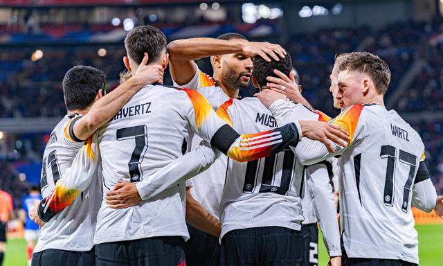 Sportartikelhersteller Adidas und der Deutsche Fußball-Bund haben auf Kritik am Design einer Nummer des neuen Trikots der deutschen Nationalmannschaft reagiert. 