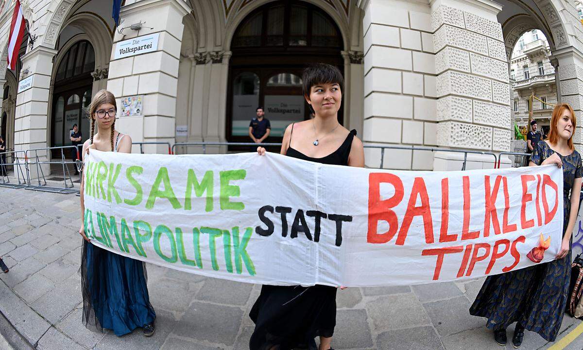 In Ballkleidern protestierten die Demonstrantinnen gegen Sager wie jenen von Niederösterreichs Landeshauptfrau.