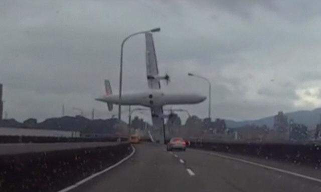 Die Turboprop-Maschine stürzte in Taipeh in einen Fluss.