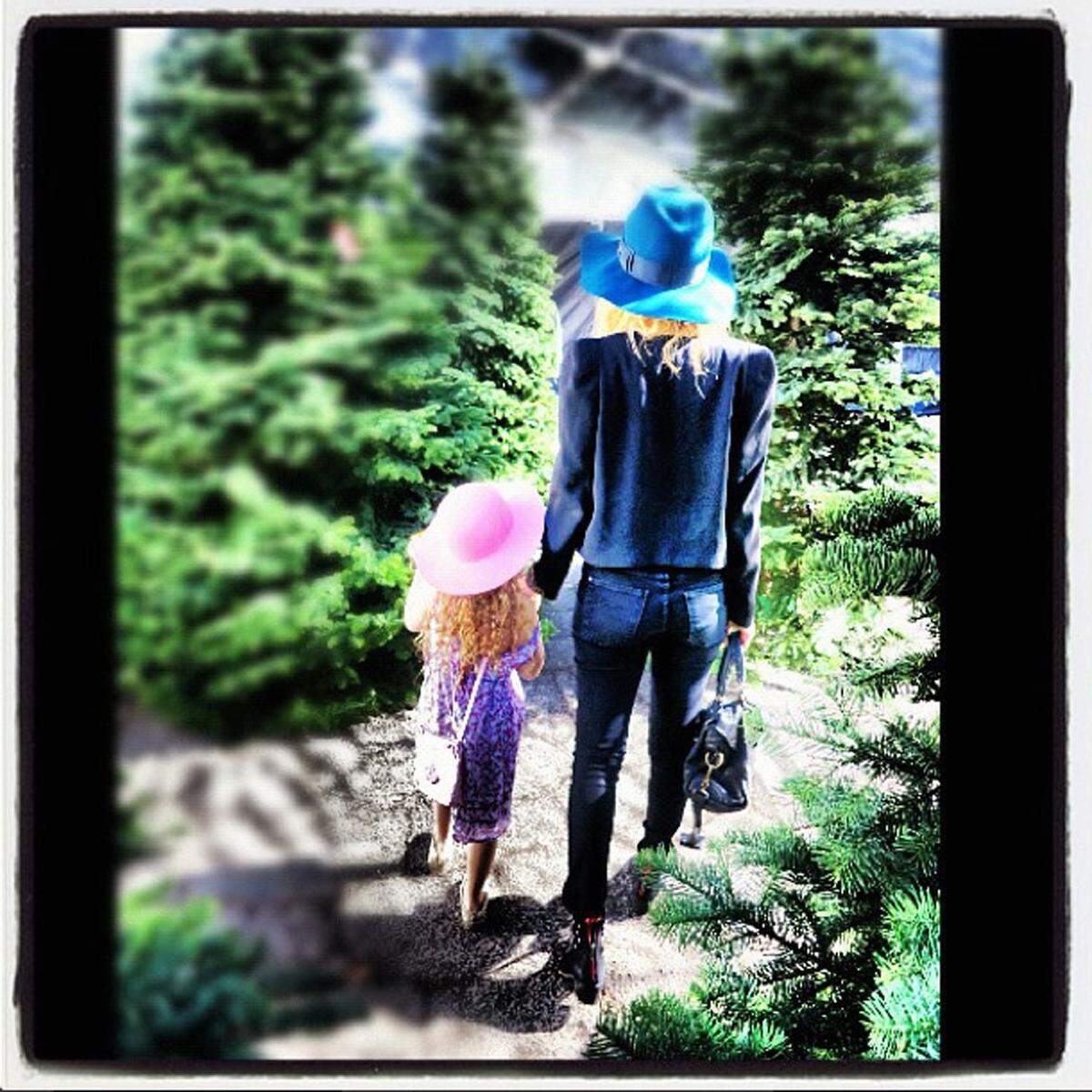 Blümchenkleid und Hut. Harlow, die fünfjährige Tochter von Nicole Richie und Joel Madden , setzt ganz auf Pink.