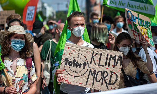 Zentralstreik von Fridays for Future in Frankfurt am Main Demonstrant haelt eine Schild mit der Aufschrift Tatort: Klima