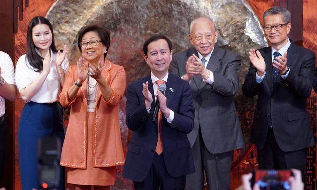 „Wir kehren zurück nach Hause“: Alibaba-CEO Daniel Zhang (Mitte) feiert den erfolgreichen Börsengang.  