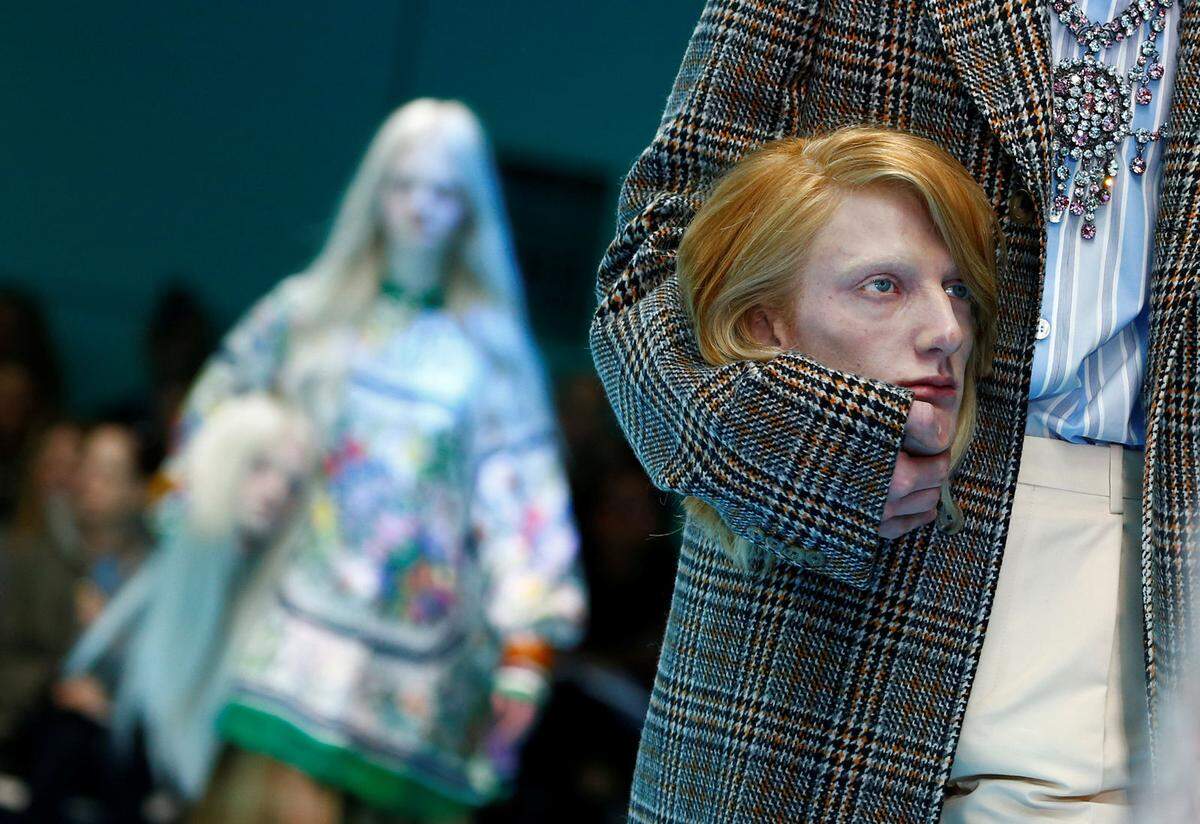 Bei Gucci rollten die Köpfe. Und das nicht nur im übertragenen Sinne. Bei der Catwalk-Show im Zuge der Mailänder Modewoche trugen einige Models ihre Köpfe spazieren. Möglich machte das die Zusammenarbeit mit dem Special Effects Studio Makinarium.
