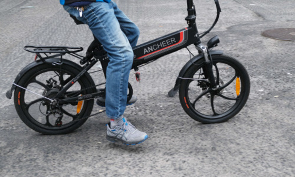 Auch der Akku eines E-Bike enthält Lithium.