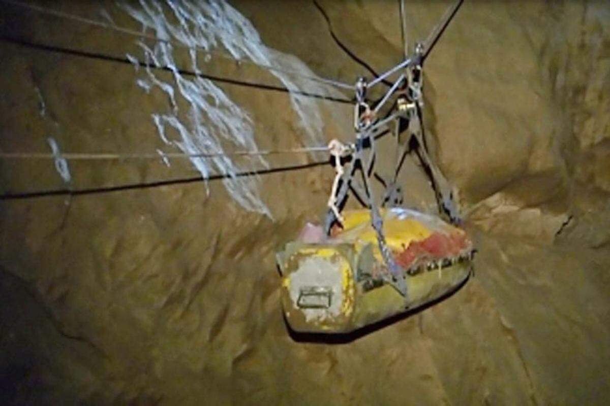 Die Bergung galt aufgrund der schwierigen Verhältnisse als extreme Leistung. Selbst erfahrenen Spezialisten verlangt die Höhle laut Bergwacht alles ab.
